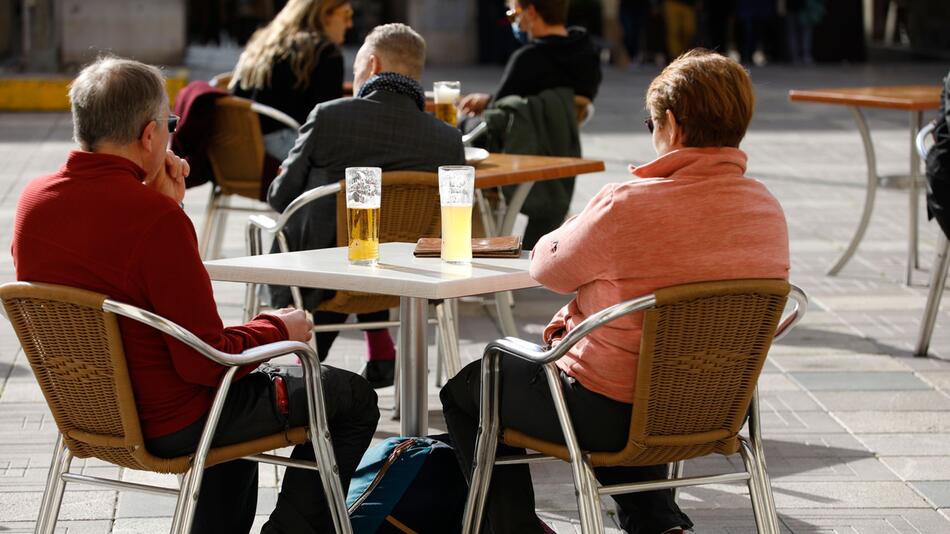 Menschen sitzen in einem Café in Palma