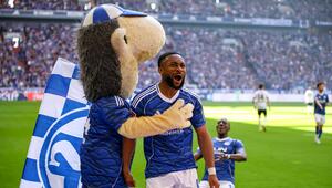 Moussa Sylla und Maskottchen Erwin
