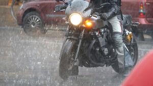 Ein Motorradfahrer bei starkem Regen