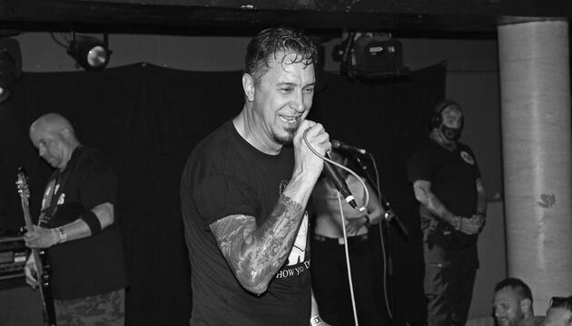 Lou Koller von Sick of It All während eines Auftritts in London.
