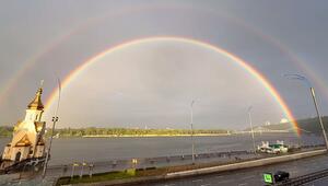 Wie gemalt: Doppelter Regenbogen endet über Kirche in Kiew