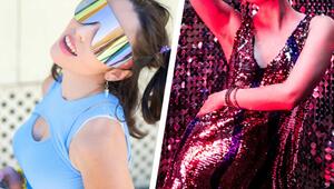 Links eine Frau mit reflektierender, bunter Sonnenbrille und blauem ärmellosem Crop Top, rechts ...