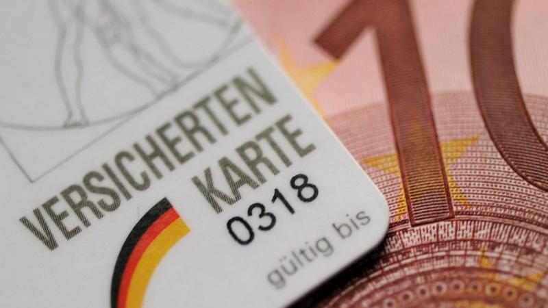 Versichertenkarte und ein 10-Euroschein