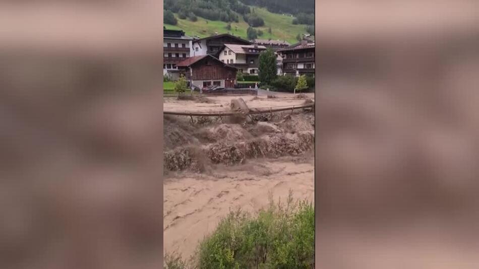 Sankt Anton in Tirol: Wasser und Schlamm reissen Autos mit sich