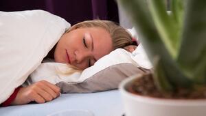 Eine Frau schläft in einem Bett