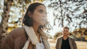 Frau schaut besorgt, im Hintergrund steht ein Mann 