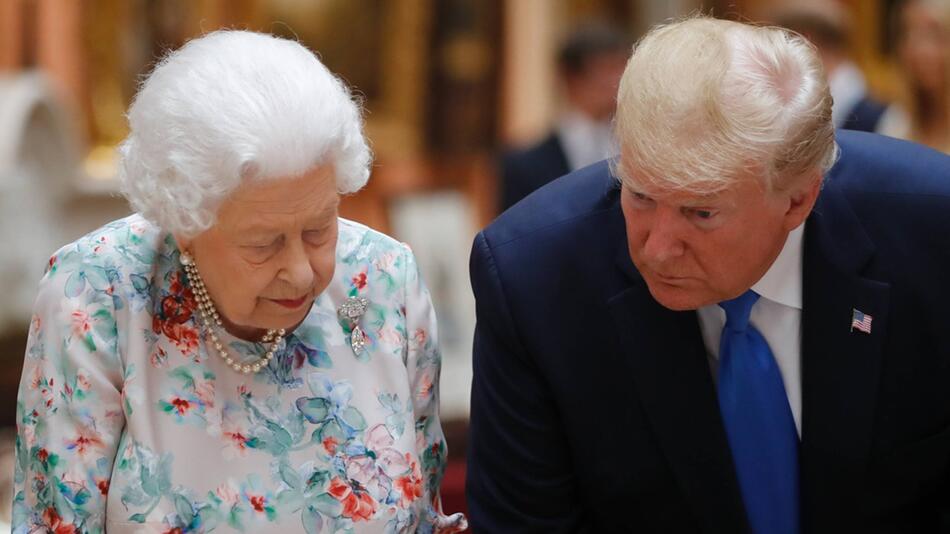 Donald Trump während eines Staatsbesuchs in Grossbritannien mit Queen Elizabeth II.