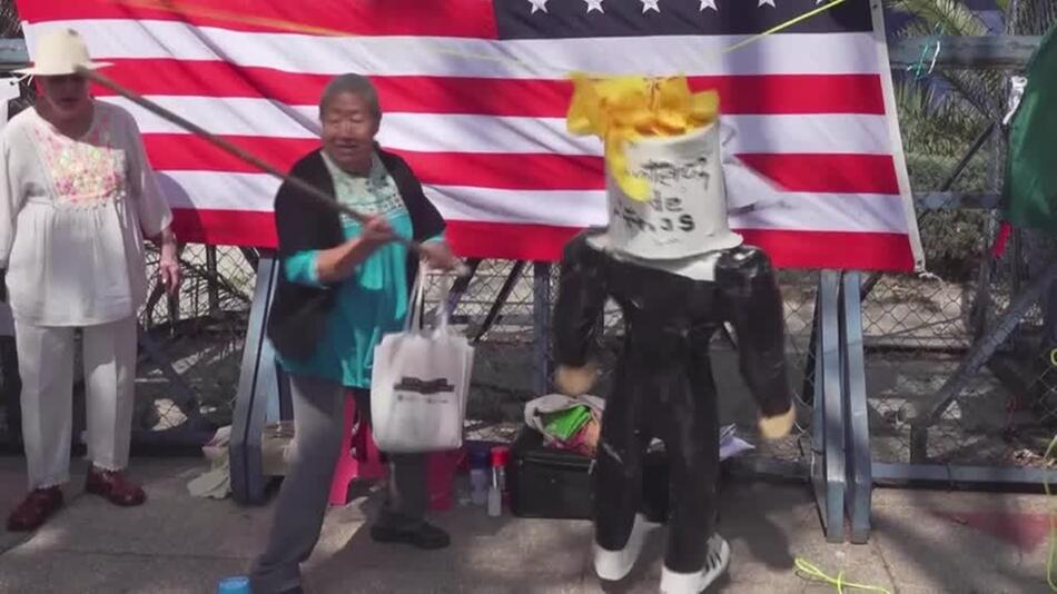 Gegen Trump: Mexikaner protestieren vor US-Botschaft in Mexiko-Stadt