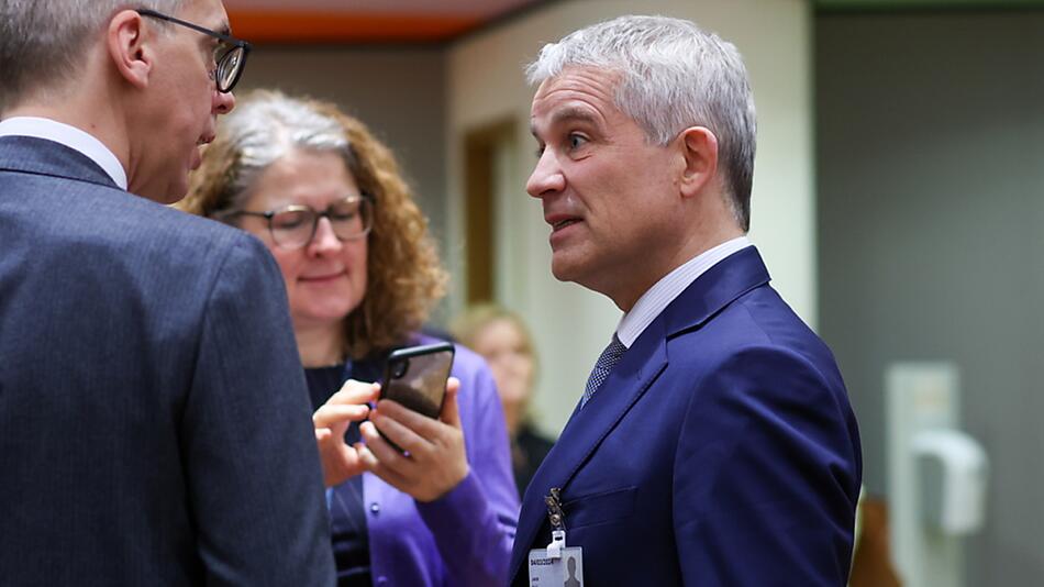 Schweizer Bundesrat Beat Jans im Gespräch mit anderen Politikern