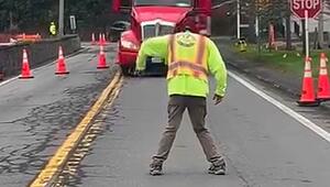 Tanzeinlage: Strassenarbeiter regelt Verkehr in New York mit vollem Körpereinsatz