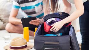 Paar packt Koffer für den Urlaub