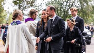 König Haakon mit seiner Familie bei der Ankunft in der Kirche.