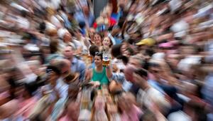 Besucher feiern im Bierzelt den Auftakt zum 188. Oktoberfest
