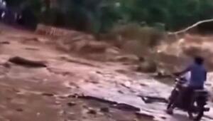 Plötzlich läuft der Fluss über: Reissende Schlammflut überschwemmt Strassen