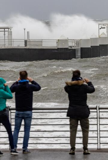 Besucher fotografieren die raue See