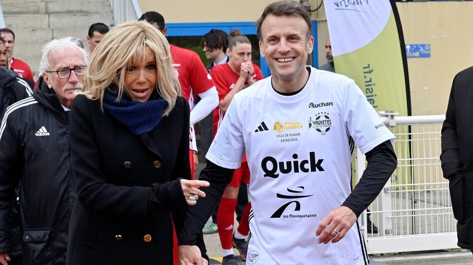 Emmanuel Macron mit seiner Frau Brigitte Macron am Fussballplatz.