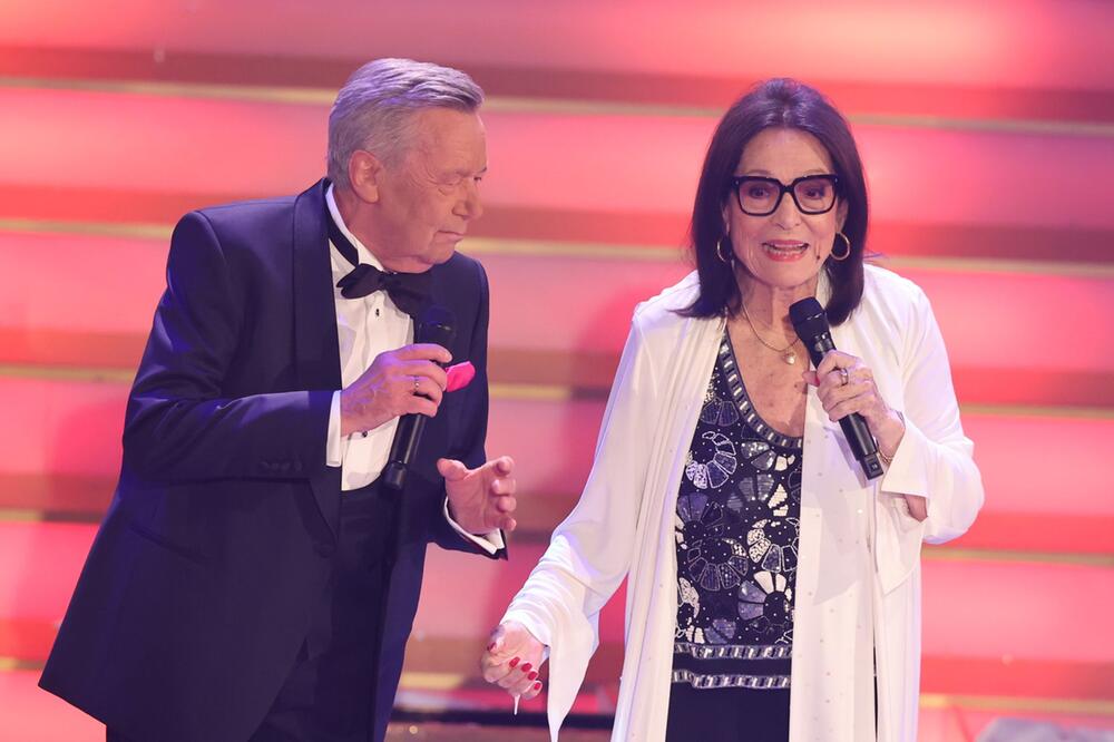 Sängerin Nana Mouskouri wird 90