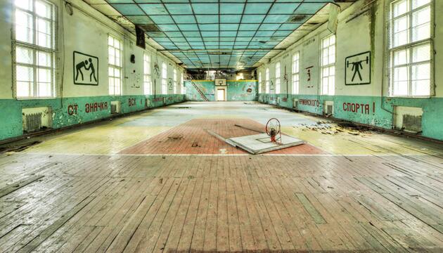 Kaserne Vogelsang verfallenen Sporthalle