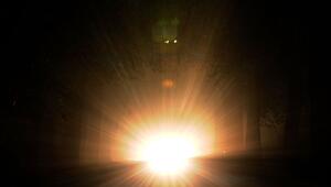 Auto mit Aufblendlicht bei Nacht