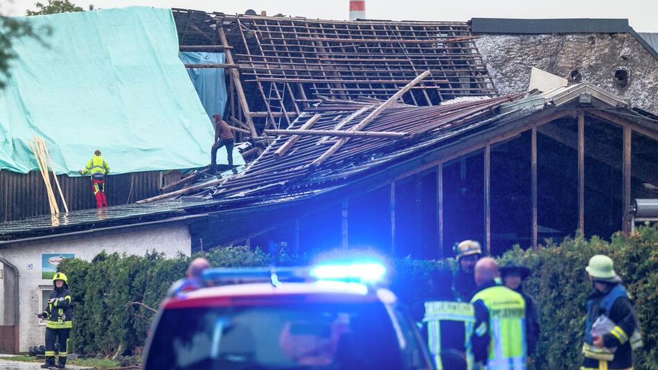 Windhose fegt durch Nusbaum im Eifelkreis Bitburg-Prüm