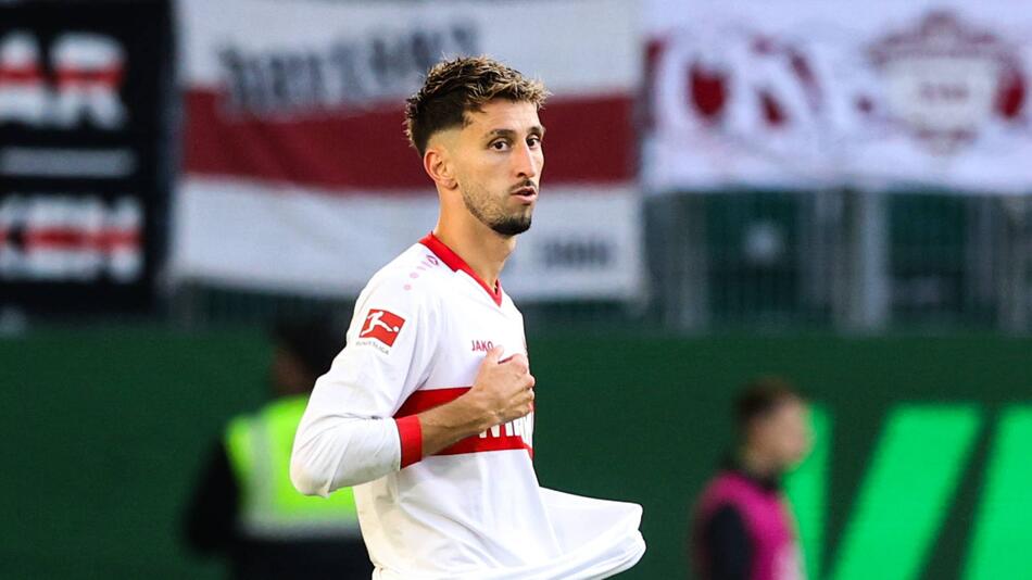 VfB-Kapitän Atakan Karazor während des Spiels beim VfL Wolfsburg