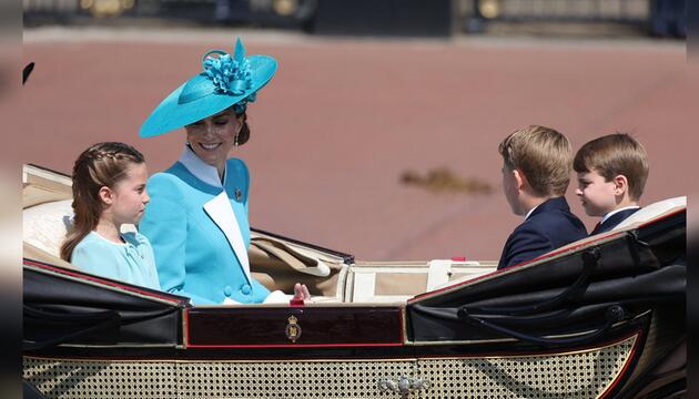 Prinzessin Kate sitzt neben Tochter Charlotte, gegenüber die Jungs Prinz George und Prinz Louis.