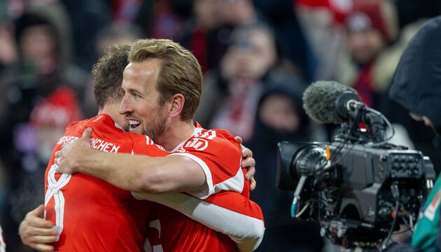 Kane und Goretzka umarmen sich 