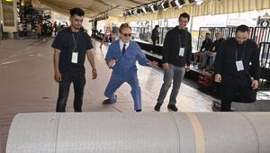 Conan O'Brien rollte den roten Teppich für die Oscars 2026 aus.