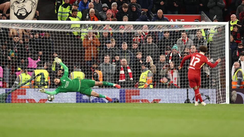 Curtis Jones verschiesst den entscheidenden Elfmeter gegen PSG-Torwart Gianluigi Donnarumma.