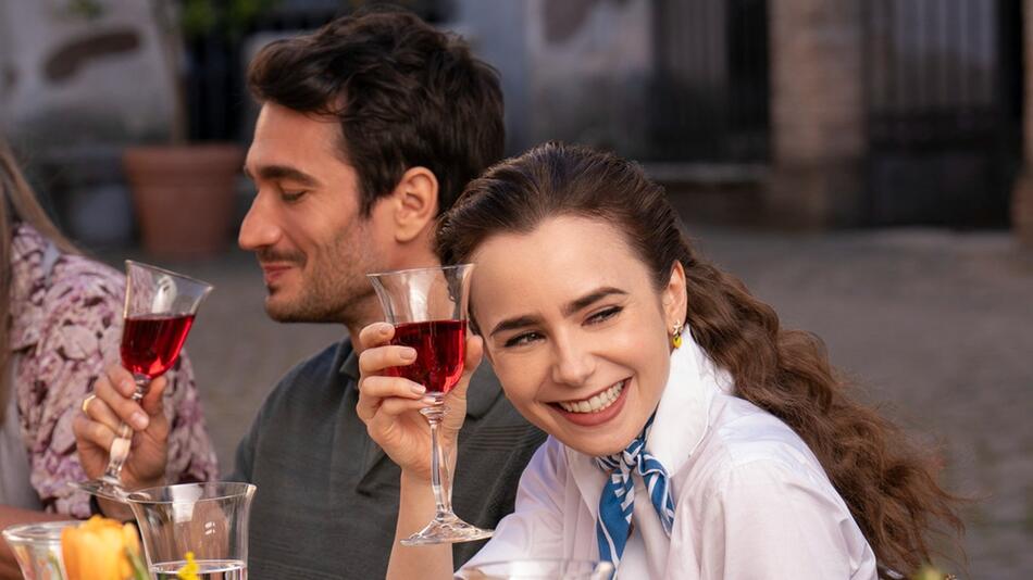 Eugenio Franceschini (l.) und Lily Collins in "Emily in Paris".