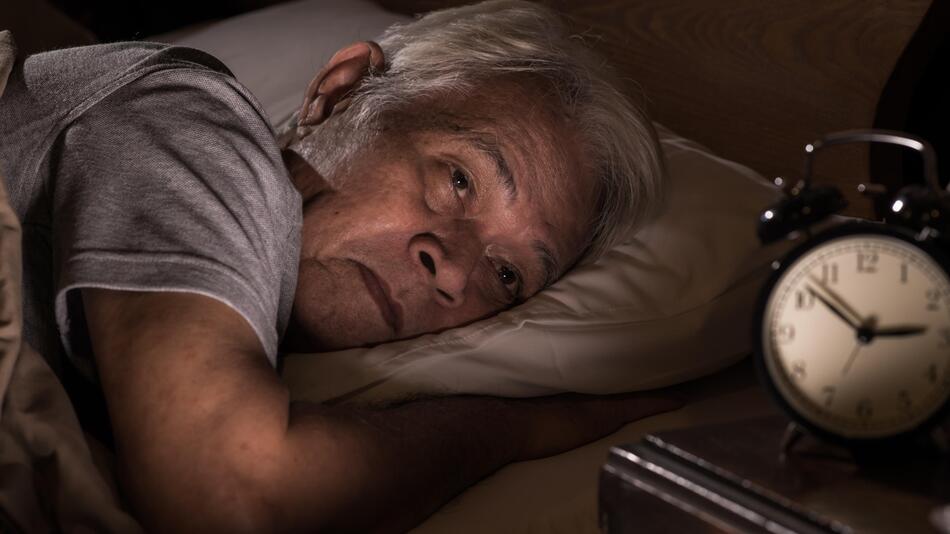 Mann Bett Blick Wecker