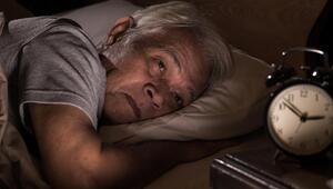Mann Bett Blick Wecker