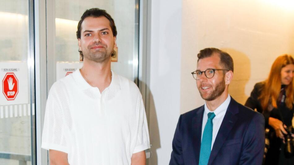 Konnte vor Gericht schon wieder zaghaft lächeln: Jimi Blue Ochsenknecht (l.) mit seinem Anwalt.