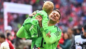 Manuel Neuer feiert die Meisterschaft mit Sohn Luca.
