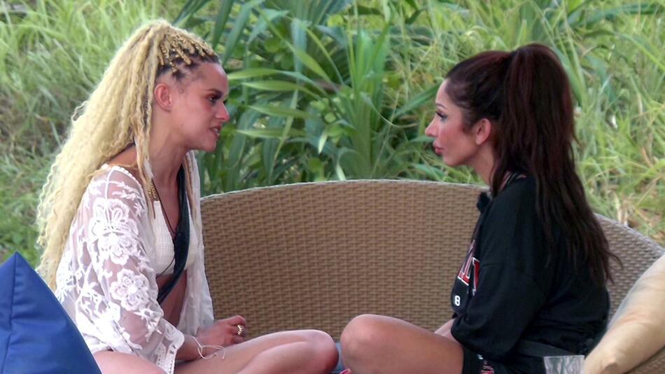 Die Neulinge Christin Okpara (l.) und Pinar Sevim sorgen sofort für Stress.
