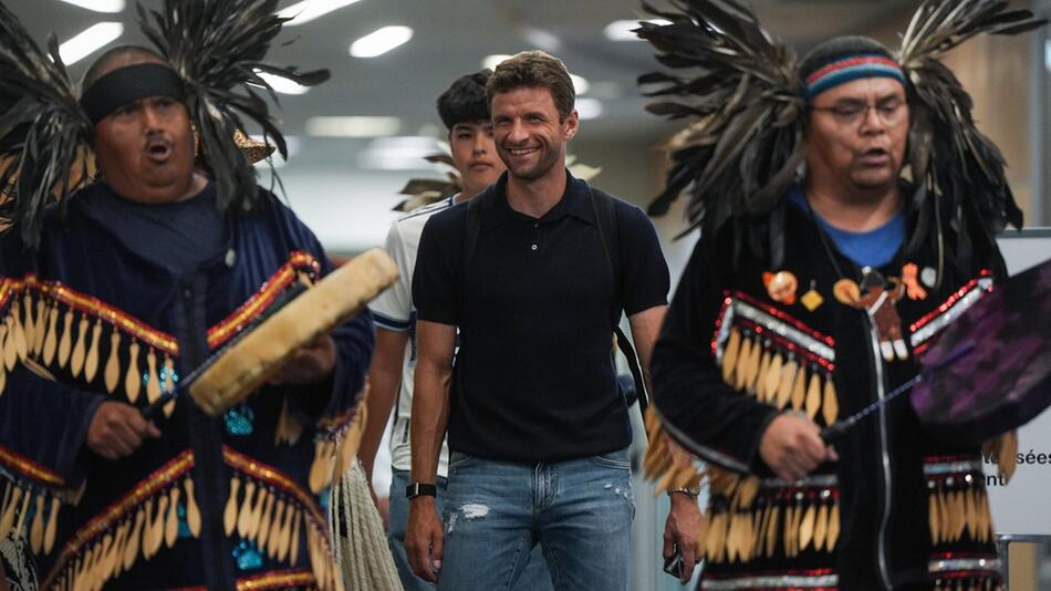 Der neue Spieler der Vancouver Whitecaps, Thomas Müller, mit Mitgliedern der Musqueam First ...