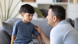Vater spricht mit seinem Sohn