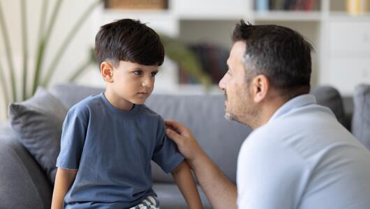 Vater spricht mit seinem Sohn