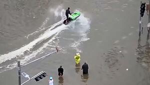 Mitten in der Flut: Mann fährt Jetski durch überschwemmte Strasse in Bangkok – mit Folgen