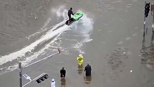 Mitten in der Flut: Mann fährt Jetski durch überschwemmte Strasse in Bangkok – mit Folgen