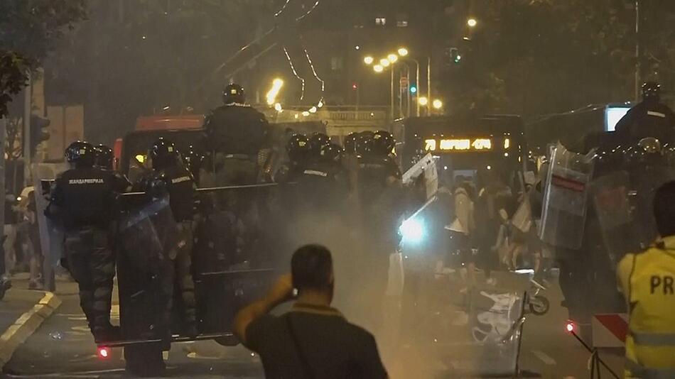 Proteste in Serbien: Demonstranten greifen Parteizentrale von Präsident Vučić an