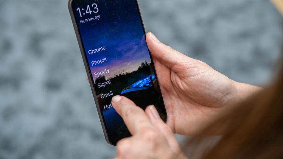 Eine Frau nutzt die App Olauncher auf einem Android-Handy