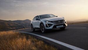 Der neue Peugeot E-408 auf einer Strasse