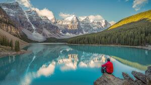 Ein Blick auf den Moraine Lake im Banff-Nationalpark.