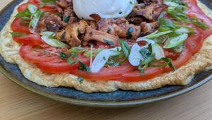 Omelett mit Pfifferlingen, Burrata und Tomatenscheiben