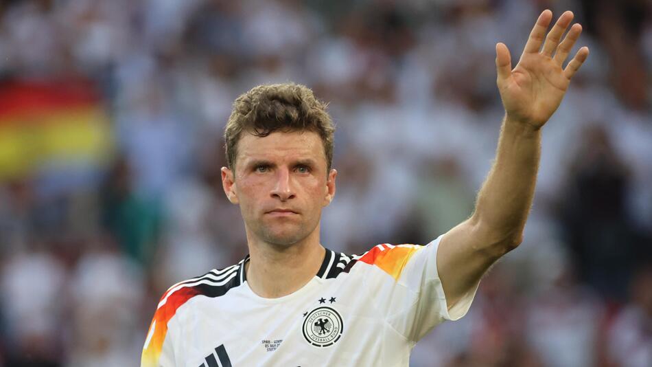 Nationalspieler Thomas Müller winkt nach dem EM-Aus gegen Spanien ins Publikum