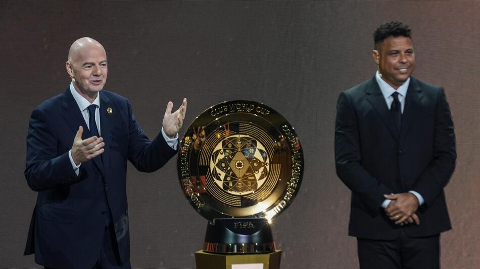 Fifa-Präsident Gianni Infantino (l.) und Ronaldo präsentieren die Trophäe der Klub-WM.