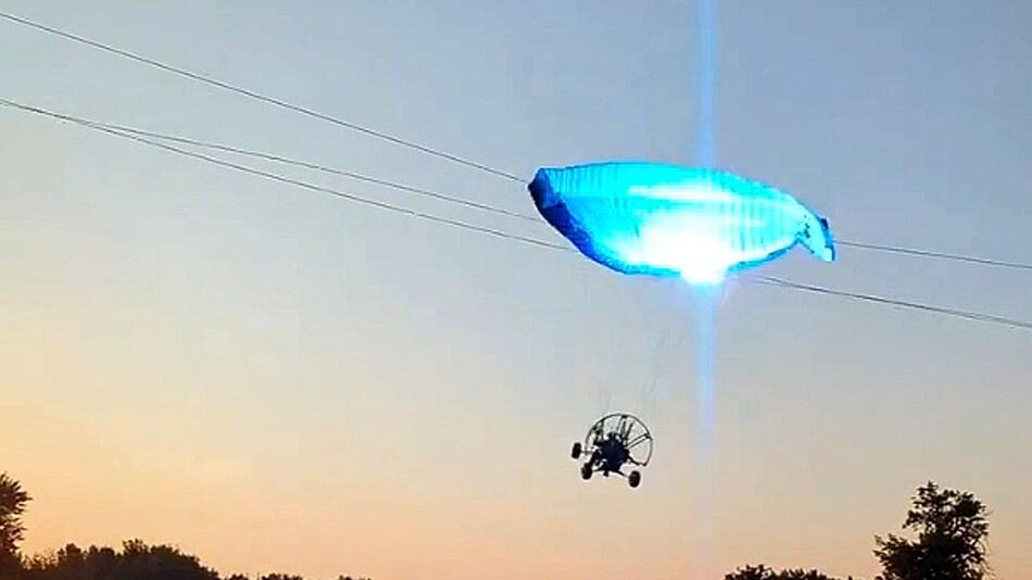 Mit Hochspannungsleitung kollidiert: Motorschirmflieger stürzt in Fluss