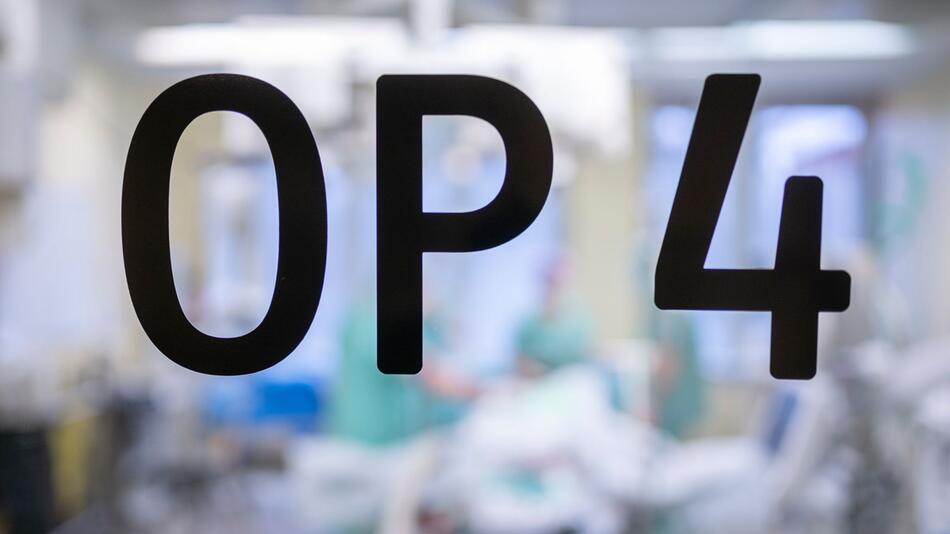 Ärzte operieren in einem OP-Saal im Krankenhaus