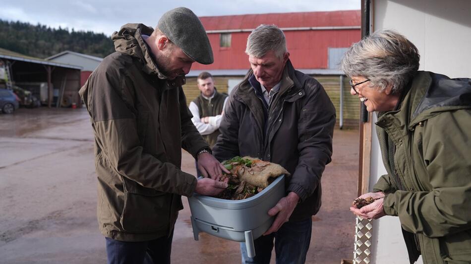 Prinz William sah sich auf einer Farm eine Kiste mit Würmern genauer an.